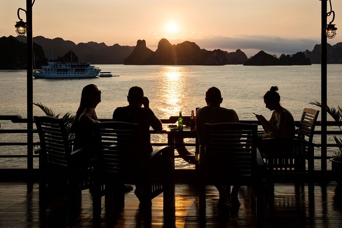 2D1N: Halong Bay 4-Star Cruise - Cave, Kayak, Swim, Meals - Cabins on a 4-star overnight: air conditioning and sleep strategy
