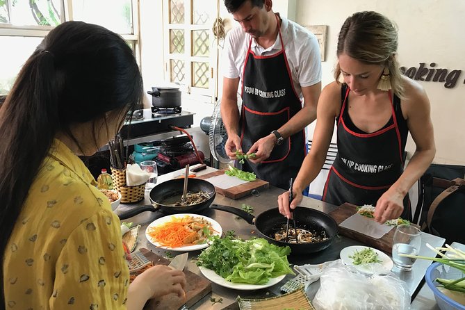 5 Traditional Dishes Hanoi Cooking Class with Market Trip - Entering the Old Quarter at the Start Point