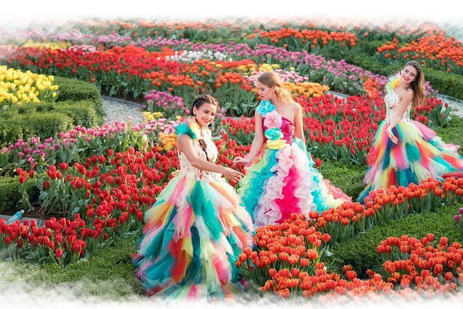 Ba Na Hills & Golden Bridge with Fantasy Park Tour-Optional Lunch - Golden Bridge walking time, the colossal stone hands moment