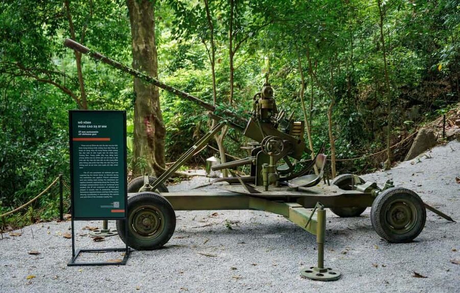 Boat Ride Phong Nha Cave & Vietnam’s Historic Command Cave - Lunch in Quang Binh: recharge with local specialties