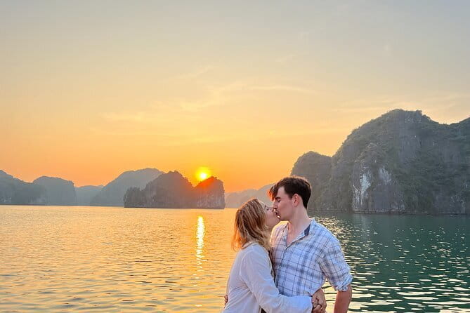 Cat Ba: Sunset & Bioluminescent Kayaking on Lan Ha Bay - Getting from Cat Ba town to Beo Harbor (and why timing matters)