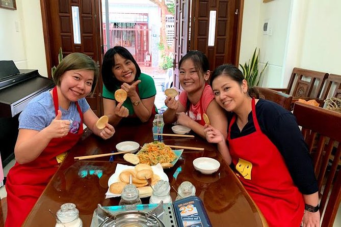 Da Nang Authentic Home Cooking Class - The host team and the small-group vibe (Lan, Rosie, Lucy, Hannah, Kate)
