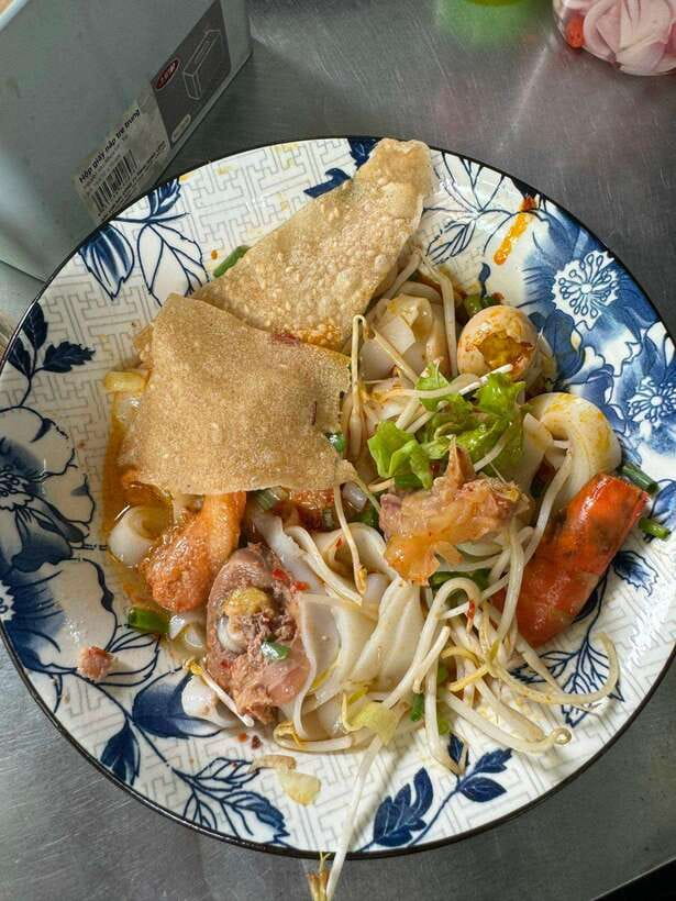 Da Nang City Street Food Private Tour With Local Students - Food highlights you will notice: sandwiches, seafood, snails, and the sweet ending