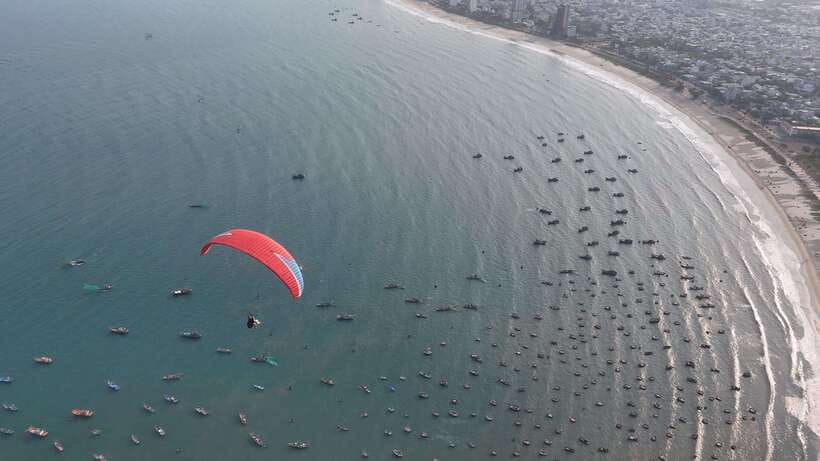 Da Nang Private paragliding experience on Monkey Mountain - 600 meters up: what the view does to your brain