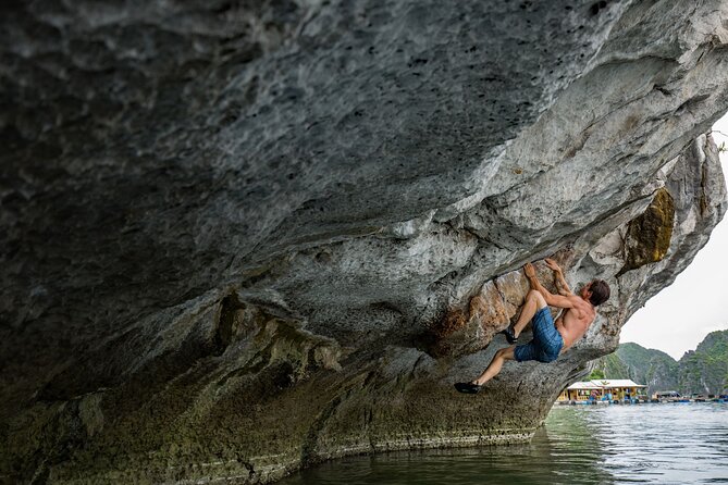 Deep Water Solo - Meeting at Kem Tràng Tiền and getting to the cliffs