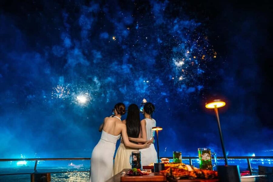Dinner with Symphony Show And Firework Of Kiss Of The Sea - Private table expectations, and the reality of view and crowding