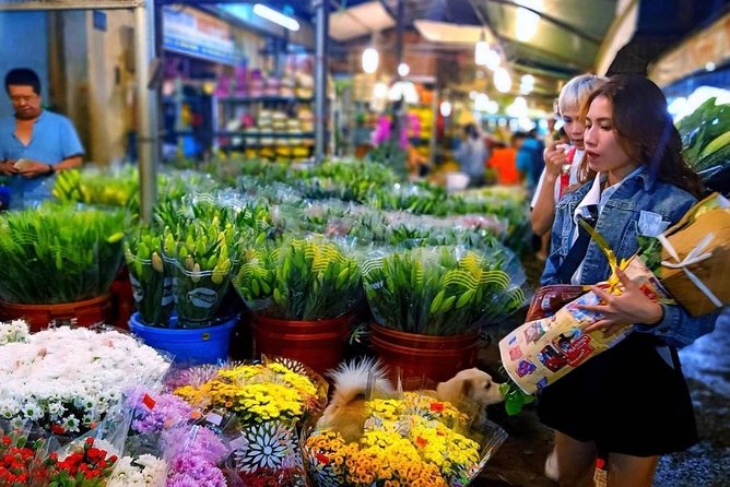 Exploring Saigon by Scooter, Day or Night - Helmets, pickup, and how the ride stays under control