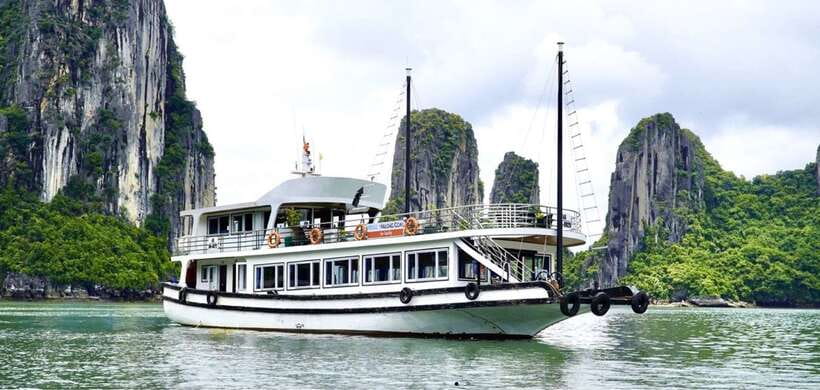 From Hanoi: 1 -Day Halong Bay Cruise With Big & Small Groups - The main stops: Surprising Cave, Sung Sot, Titov, and the beach views