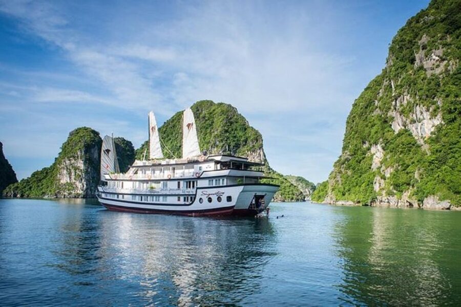 From Hanoi: 2-Day Bai Tu Long Bay Luxury Cruise with Jacuzzi - Day 1 around Bai Tu Long Bay: Cong Do kayaking in summer vs Vung Vieng in winter