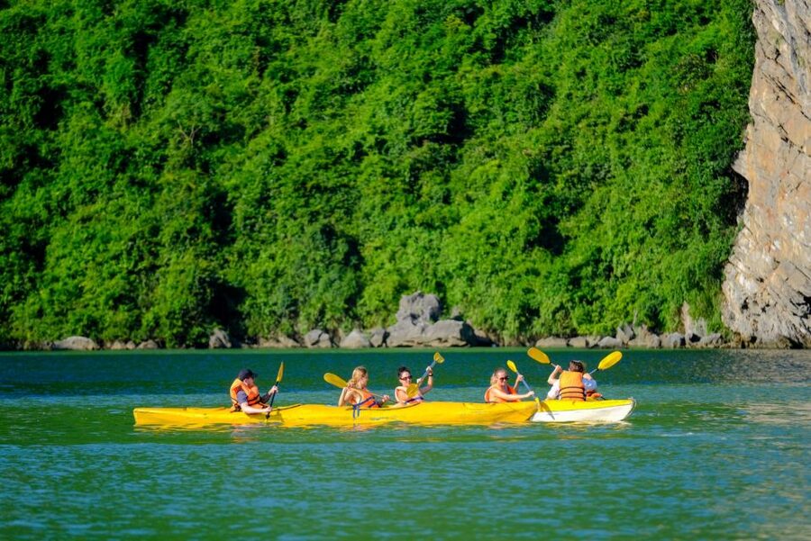 From Hanoi: 2-Day Halong Sapphire Cruise with Balcony Cabin - Dark & Bright Cave: Rowboat or Kayak to a World Heritage Area