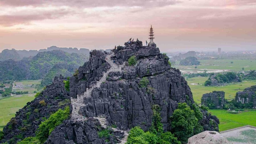 From Hanoi: 3-Day Luxury Tour Ninh Binh & Ha Long Bay Cruise - Dark and Bright Cave: gate effect and the best water magic on this route