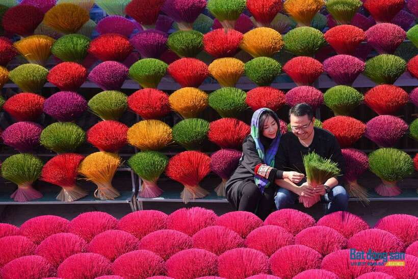From Hanoi: Incense Village & Train Street Small Group Tour - How Quang Phu Cau Incense Village Builds Better Photos Than Pure Sightseeing