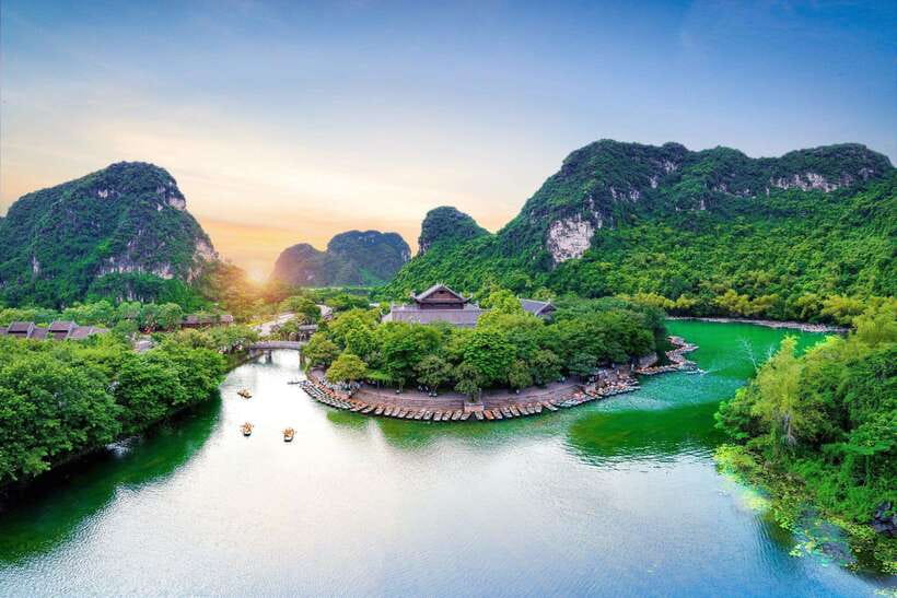 From Hanoi: Ninh Binh, Hoa Lu, Tam Coc, & Mua Cave Day-Trip - The buffet lunch in Ninh Binh: where value shows up