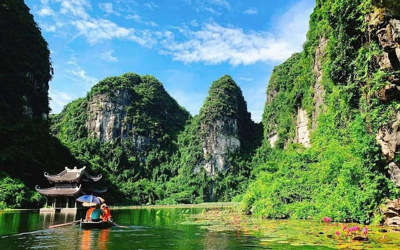 From Hanoi/NinhBinh: HoaLu-Bai Din- TrangAn- MuaCave-BichDon - Bich Dong Pagoda: a cave-temple stop after the big climb
