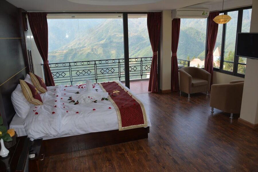 From Hanoi: Sapa 3-Day Medium Trek and Limousine Trip - Day 2 in Muong Hoa Valley: from main road to suspension bridge, then Ta Van
