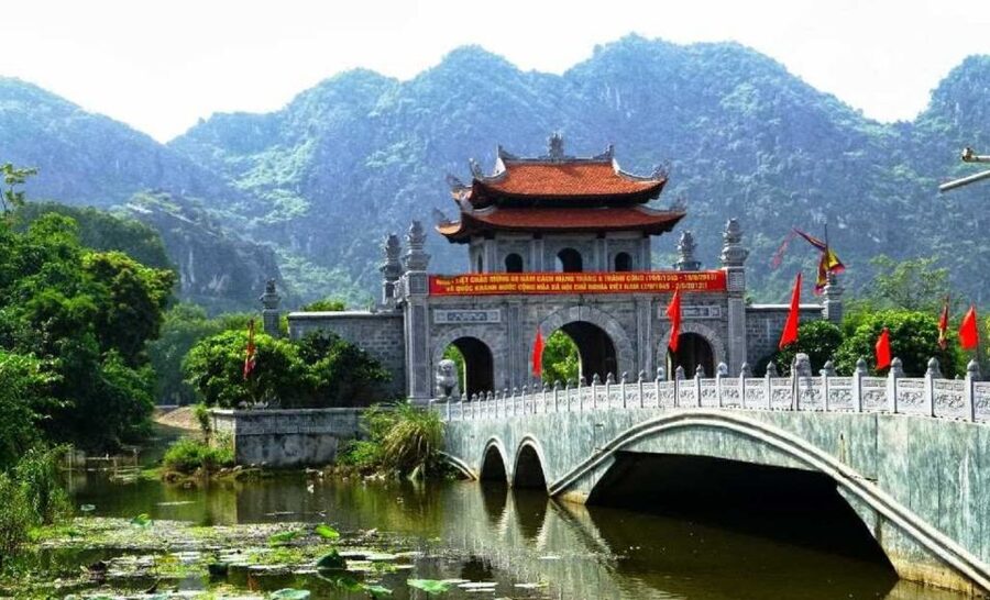 From Hanoi: Tam Coc Boat Trip and Hoa Lu & Mua Cave Tour - What to pack for Hang Mua stairs and Tam Coc damp air