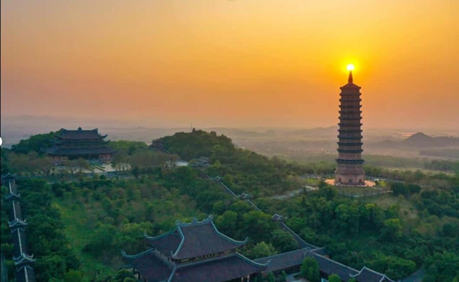 From Hanoi: Trang An Eco-tourism -Bai Dinh pagoda & Mua Cave - Lunch at Trang An Eco Holiday Retreat, with a vegetarian option