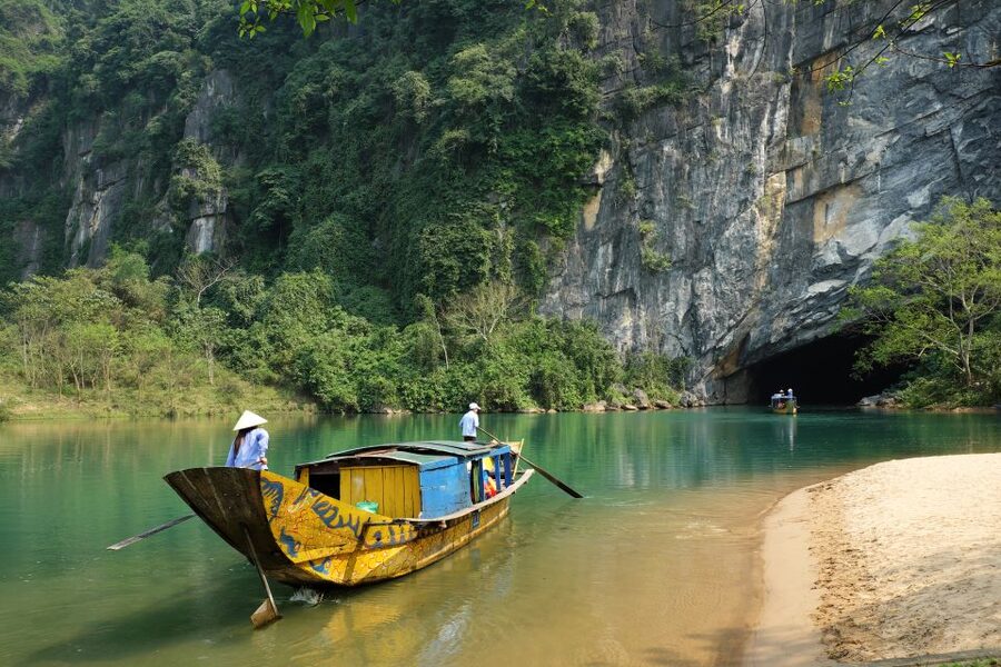 From Phong Nha/Dong Hoi: Paradise and Phong Nha Cave Tour - Lunch and free time in Phong Nha Village, a smart reset