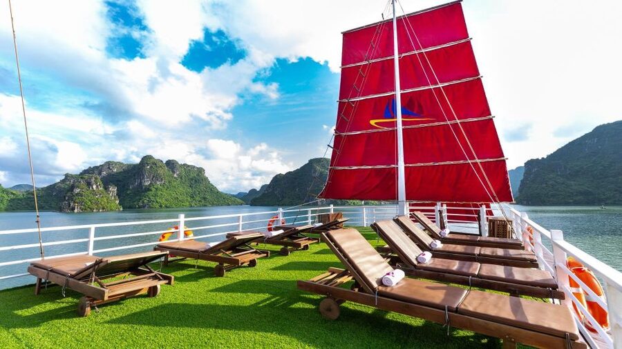 Ha Long Bay - Bai Tu Long Bay Luxury Boat Tour & Transfer - Luon Water Cave: the choice between kayak and bamboo boat