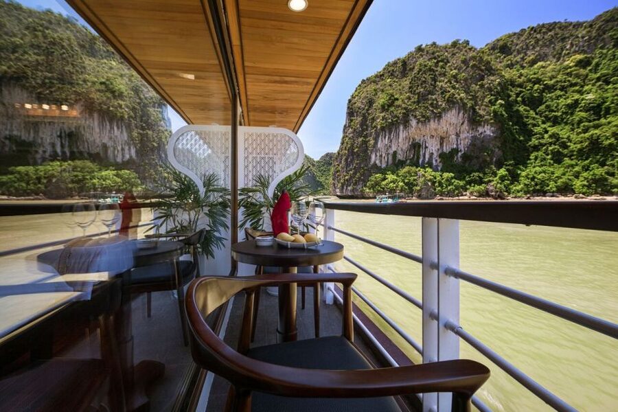 Ha Long & Lan Ha Bays: 2-Day Cruise with Meals & Kayaking - Food and drinks: included meals that make the cost feel fair