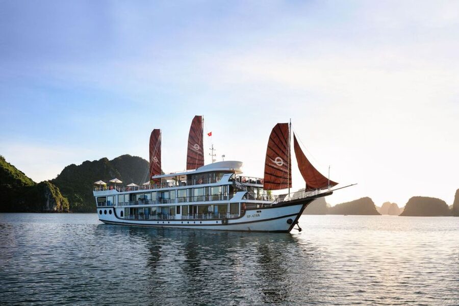 Ha Long & Lan Ha Bays: 2-Day Cruise with Meals & Kayaking - Day 1: cruise to Lan Ha, Bright Cave rowing, cooking demo, sunset party