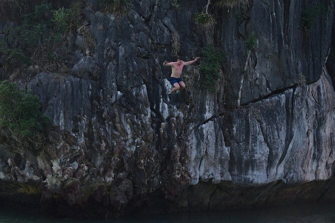 Half day Deep Water Solo - Sea Face wall: learn the jump and landing before you chase grades