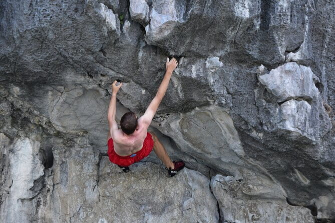 Half day Deep Water Solo - Shoes, chalk, and coaching: what you should pay attention to on the wall