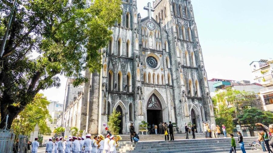 Half-Day Hanoi Foodie Tour by Motorbike - Getting started at Hoan Kiem, then into the Old Quarter