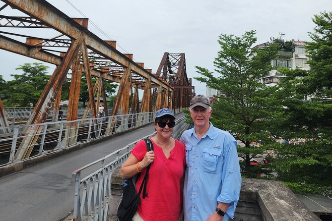 Half-Day Hanoi Highlights and Train Street Experience - Stop 5: Bếp Vua Chả Cá and Hanoi Train Street with egg coffee
