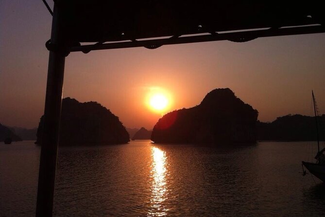 Halong Bay Cruise With Cave, Kayaking, Swimming - Buffet Lunch - Hang Luon Cave kayaking and bamboo boat time