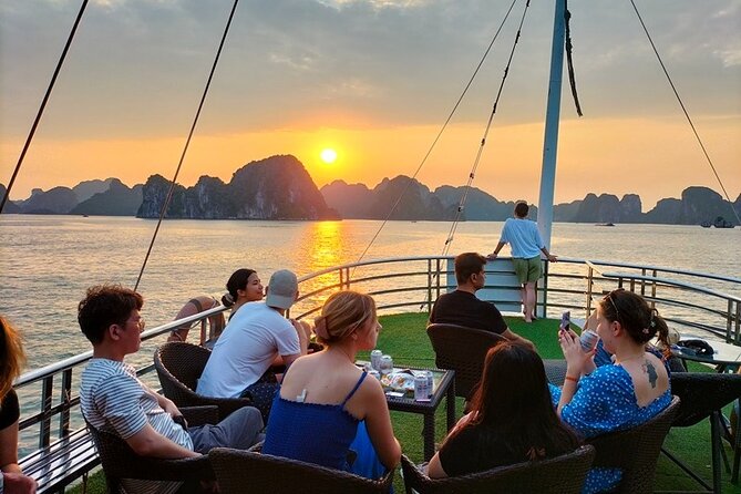 Halong Bay Day Trip 6hour: Buffet Lunch,Limousine bus,small group - Hang Luon Cave: where kayaking fits the route