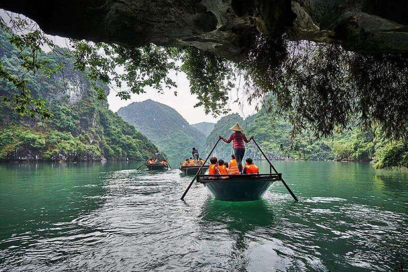 Halong Bay: Full-Day 4-Star Experience with Kayaking - Ha Long Bay on a 4-star cruise: lunch onboard and time on the water