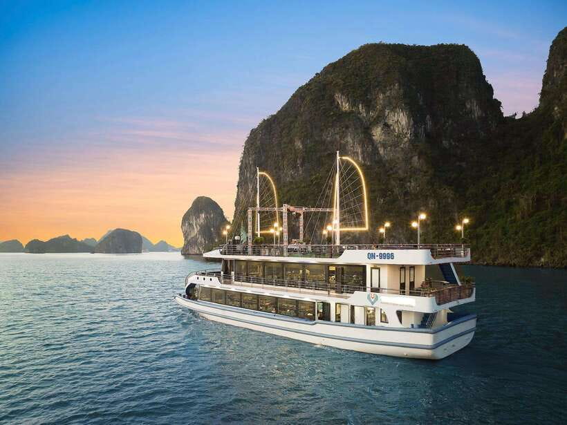Halong Bay Luxury Cruise: Kayak&Swim,Cave, Party BEST SELLER - Titov Island, swim or climb for the bay panorama