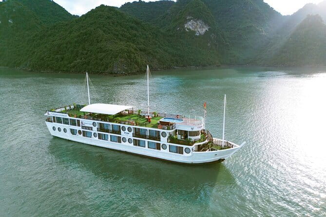 HALONG BAY LUXURY IRIS CRUISE DAY TRIP-BEST SELLER: Kayak, Music - Sung Sot Cave: walking through the big wow cave