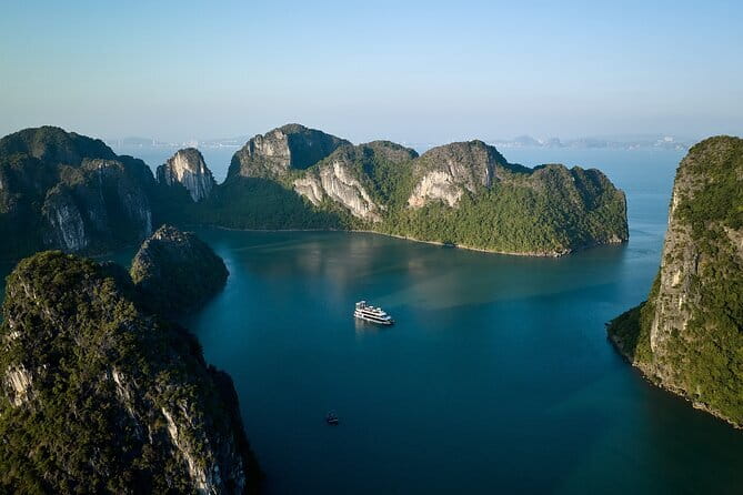 HALONG BAY LUXURY IRIS CRUISE DAY TRIP-BEST SELLER: Kayak, Music - The onboard meal plan: a seafood buffet that does more than fill space
