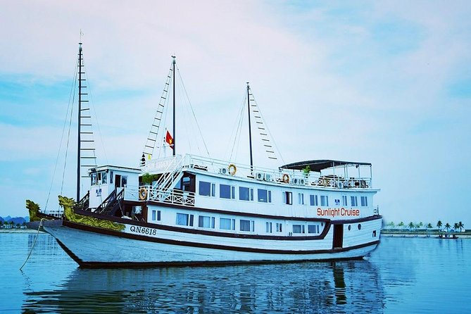 Halong deluxe cruise 2D/1N: Surprise cave, Titop island, Full Meals, best prices - Kayaking and squid fishing: active but not exhausting