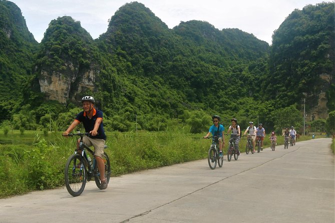 Hang Mua - Hoa Lu - Tam Coc Small Group Tour 8 People a Group - Hang Mua viewpoint: the hike that sets the tone for the day