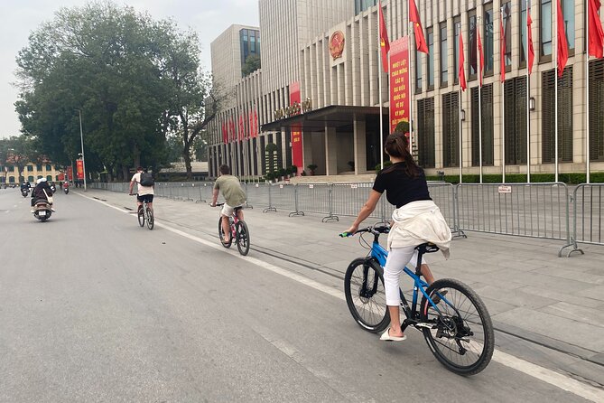 Hanoi City Bike Tour through Banana Island & Food Tasting - Old Quarter back alleys and the Hanoi traffic test (Stop 3 through the city core)