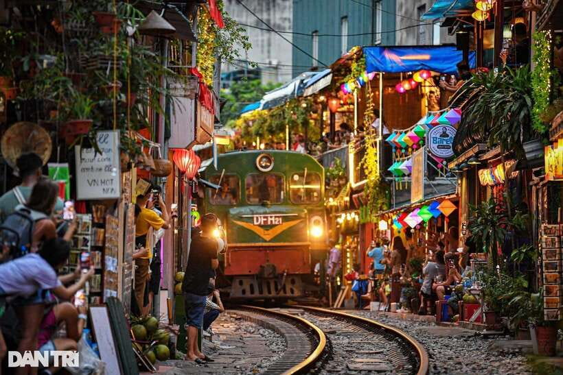 Hanoi City Half Day - The City Contains Cultural Beauty - Hoan Kiem Lake and Ngoc Son Temple: The Legend at the City’s Core