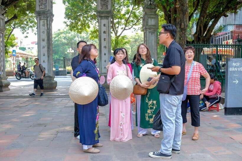 Hanoi: City Highlights Tour with Train Street & Hidden Gems - The Cultural Stop Before the Lake: Ancient House Energy and Local Arts