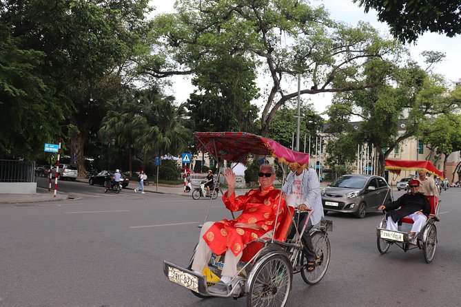 HANOI CULTURAL DISCOVERY TOUR ( "5 in 1" 4 hours - Special Package!) - Your route through markets, gates, temples, and mural streets