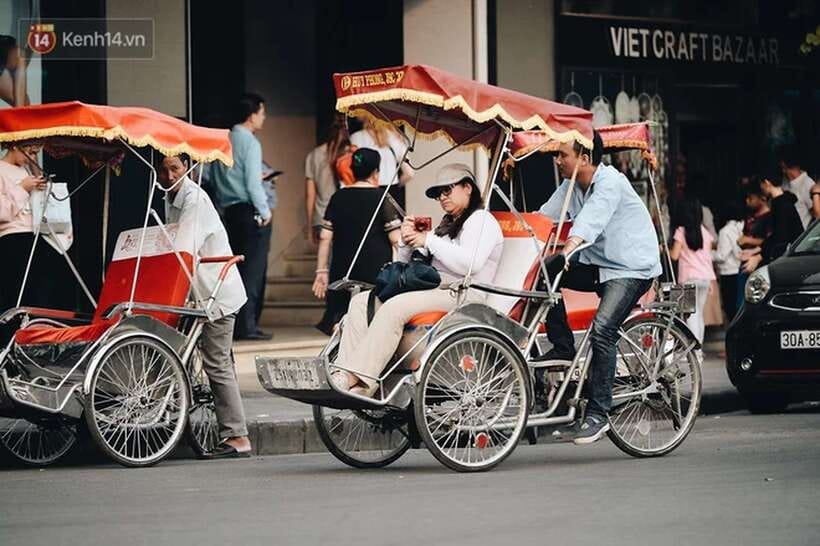 Hanoi: Cyclo the Old Quarter and Egg Coffee Tour - Entering Hoan Kiem by Temple of Jade Mountain and the morning bridge