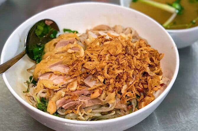 Hanoi Famous Michelin Guided Street Food Tour - Start at 38 P. Bát Sứ, Then Let the Guide Set the Pace