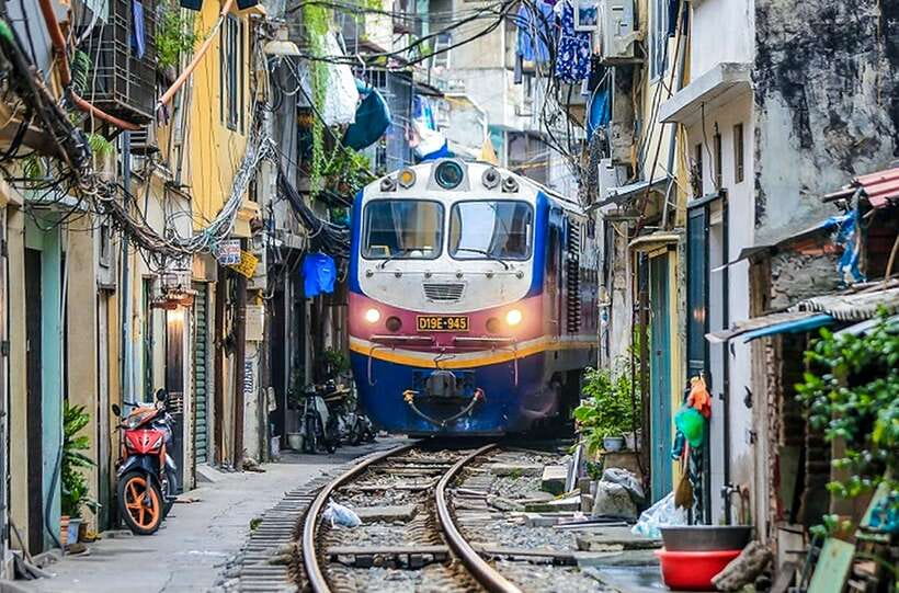 Hanoi: Guided Food Tour with Train Street Visit - Train Street plus five Hanoi tastes in one evening