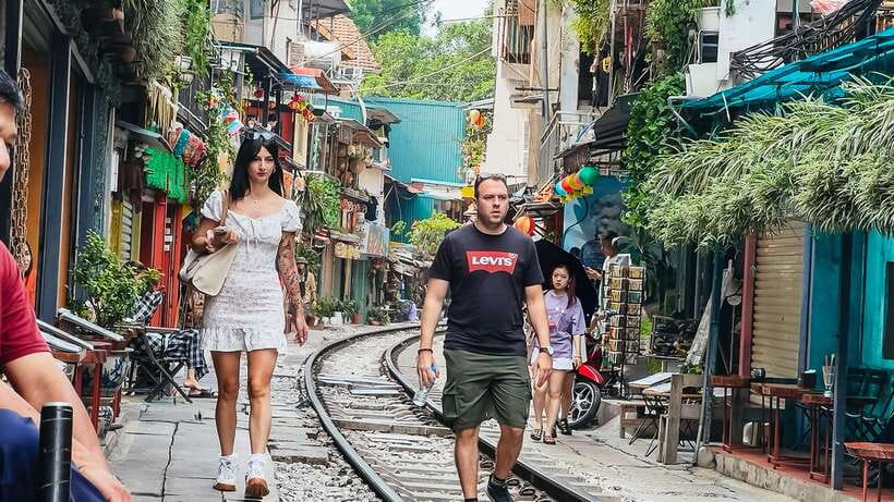 Hanoi: Guided Food Tour with Train Street Visit - Bánh mì stop: baguette variety and a flavor explosion