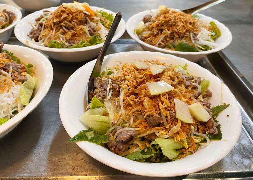 Hanoi: Guided Street Food Tour with Train Street Experience - Key things to know before you go