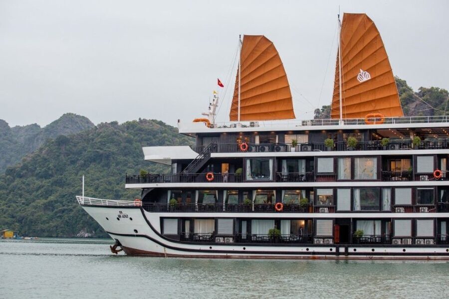Hanoi: Halong Bay 2-Day 5-Star Balcony Cruise & Bathtub - Day 1: Dark Cave and Bright Cave, then Lan Ha kayaking
