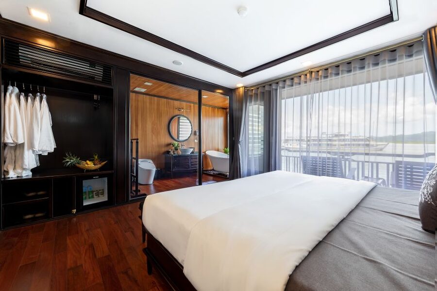 Hanoi: Halong Bay 2-Day 5-Star Balcony Cruise & Bathtub - Cooking demonstration, Tai chi, and the sunset happy hour