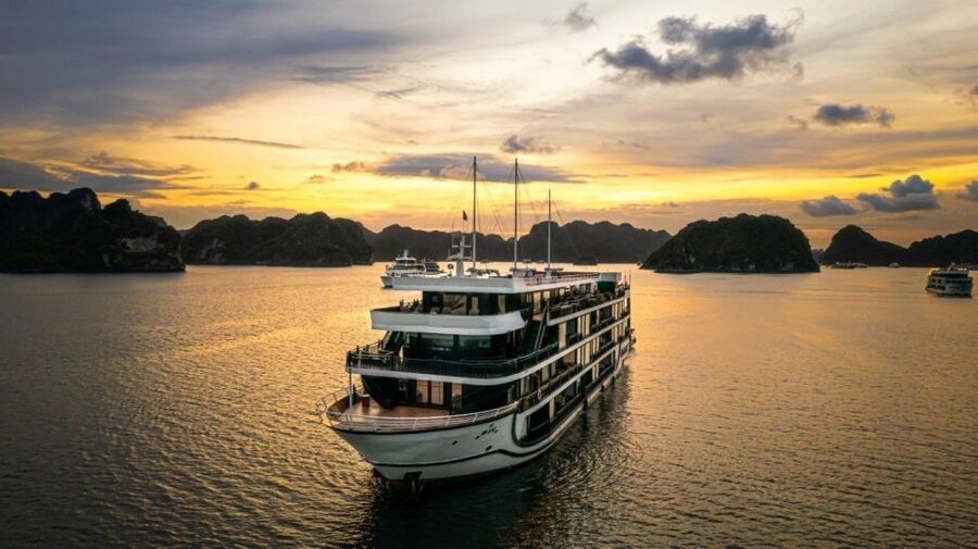 Hanoi: Halong Bay 2-Day 5-Star Balcony Cruise & Bathtub - Deluxe dinner, squid fishing, and an onboard night program