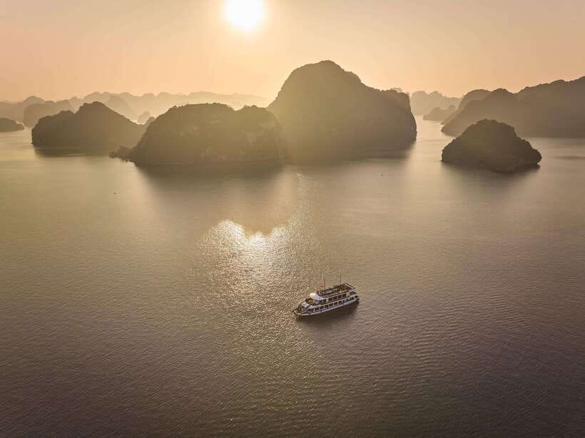 Hanoi: Halong Bay Cruise, Amazing Cave, Titov Island & Kayak - Sung Sot Cave: The Surprise Factor in the Limestone